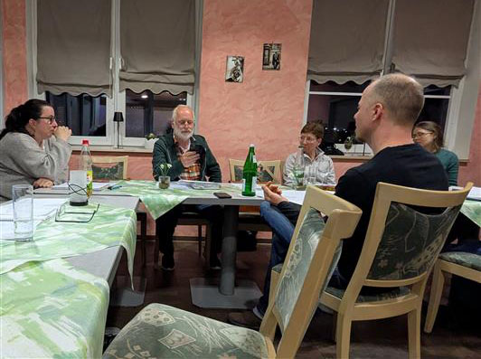 Die Lyrikgruppe mit Christian Rosenau bei der Debatte