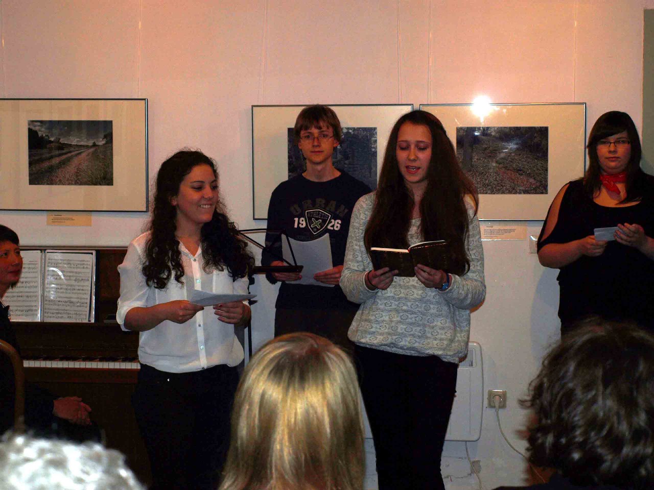 Die Jugendgruppe beim Auftritt im Baumbachhaus am 4. Mai 2013