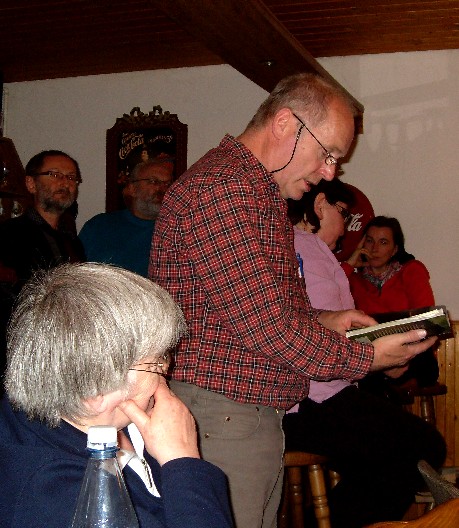 Franna liest vor der Gruppe