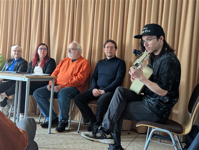 Lukas Eberwein musizierte zur Abschlusslesung