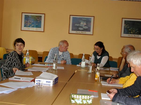 Lyrikgruppe mit Nancy Hünger bei der Arbeit