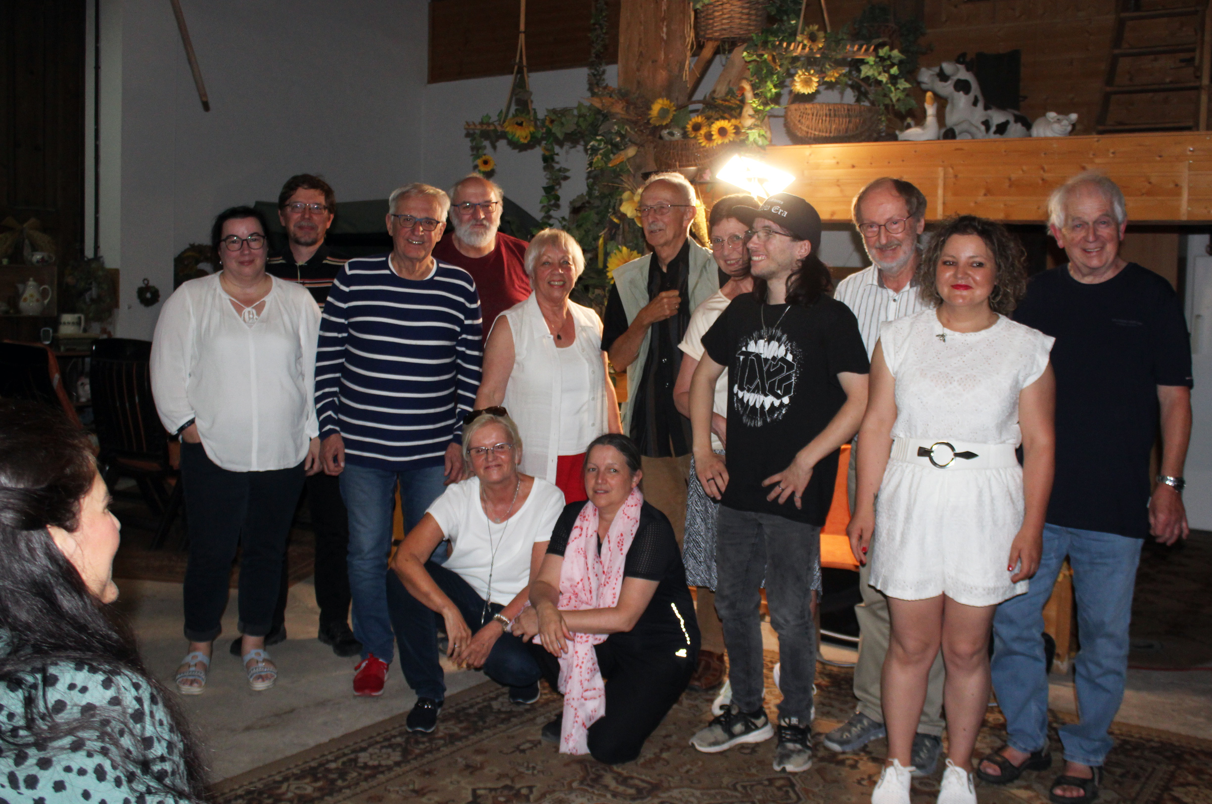 Die Akteure der Sommerlesung in Rohr (v.l.) Sandra und Sandro Eberwein, Dietmar Hörnig, Michael Carl, Iris Friebel, knieend Martina Anschütz und Manuela Ploch, Bernd Friedrich, Ulrike Blechschmidt, Lukas Eberwein, Holger Uske, Theresa Werner und Harald Lindig.